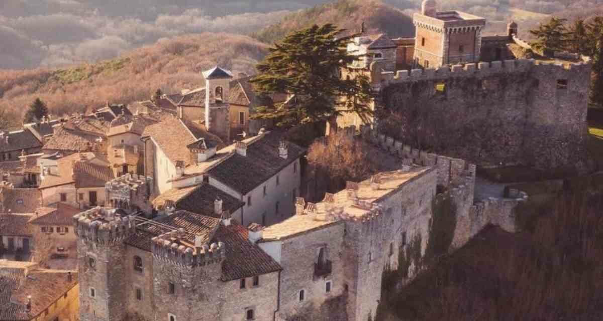 Il borgo che somiglia a un vero presepe è a 2 passi da te, nel periodo natalizio è ancora più bello