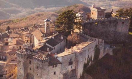 Il borgo che somiglia a un vero presepe è a 2 passi da te, nel periodo natalizio è ancora più bello