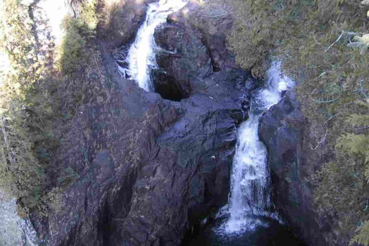 L’assenza di un percorso chiaro per l’acqua ha alimentato anche leggende locali, che narrano di un “buco nero” o di un canale che conduce direttamente all’inferno