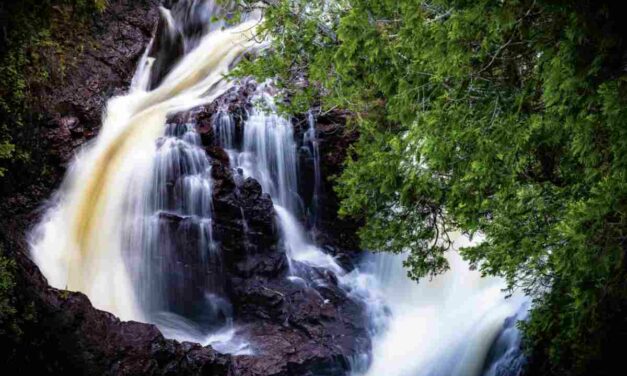 Questa cascata scompare nel nulla davanti ai tuoi occhi: il fenomeno inspiegabile che devi vedere
