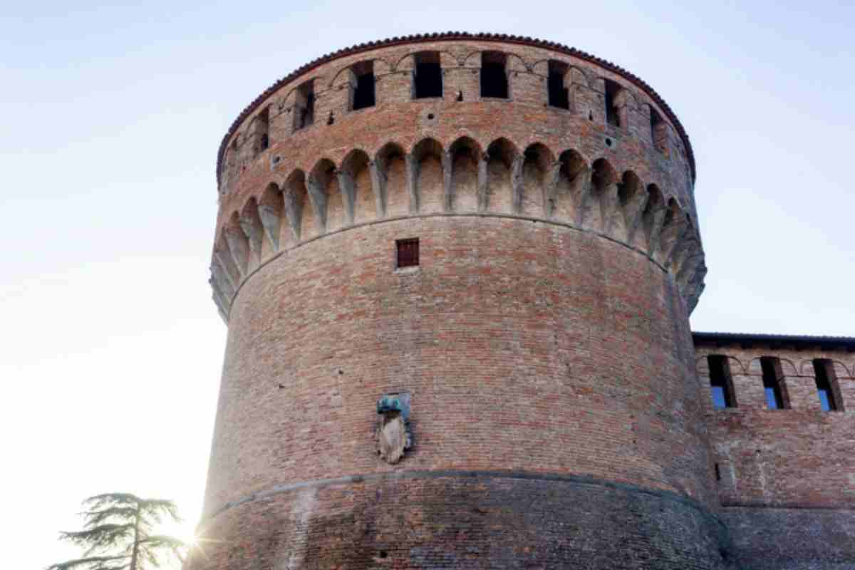 Una visita a Dozza non può prescindere dal gusto: l’offerta culinaria locale è un omaggio alla tradizione romagnola, con piatti come tagliatelle al ragù