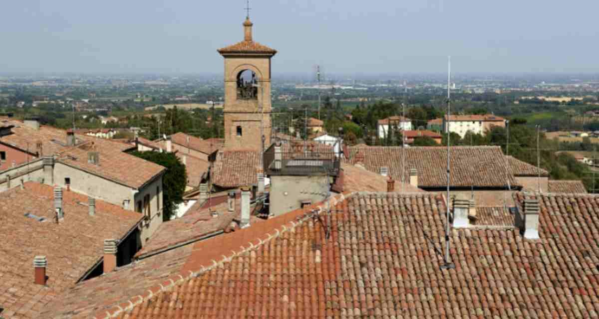 Il borgo più colorato d’Italia, un museo a cielo aperto tra mura antiche, castelli e opere d’arte