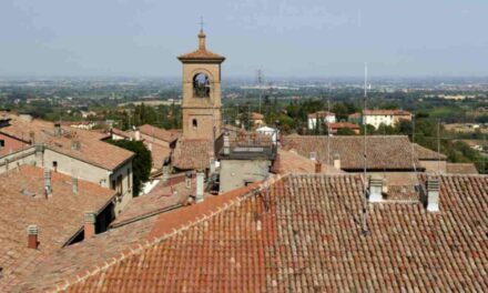 Il borgo più colorato d’Italia, un museo a cielo aperto tra mura antiche, castelli e opere d’arte
