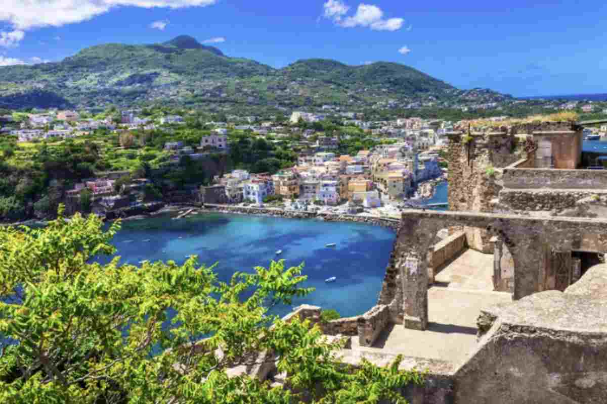 Ischia si anima in particolare nel periodo estivo, quando si susseguono eventi e manifestazioni che richiamano turisti e appassionati.