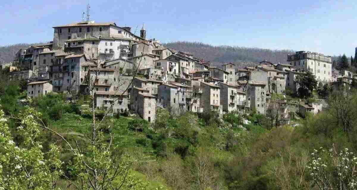 Tutti parlano delle città famose, ma questo borgo italiano con laghi da sogno è il vero gioiello nascosto