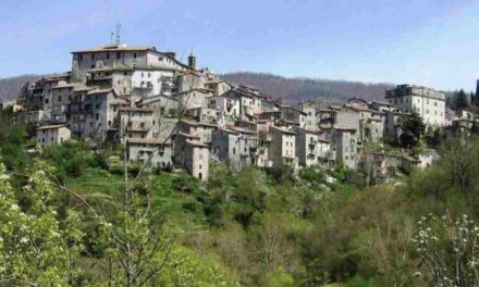 Tutti parlano delle città famose, ma questo borgo italiano con laghi da sogno è il vero gioiello nascosto