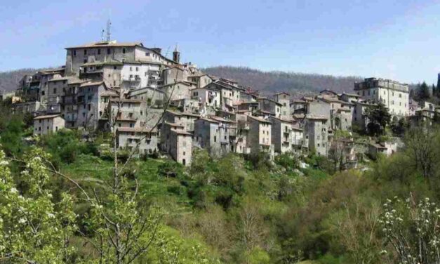 Tutti parlano delle città famose, ma questo borgo italiano con laghi da sogno è il vero gioiello nascosto