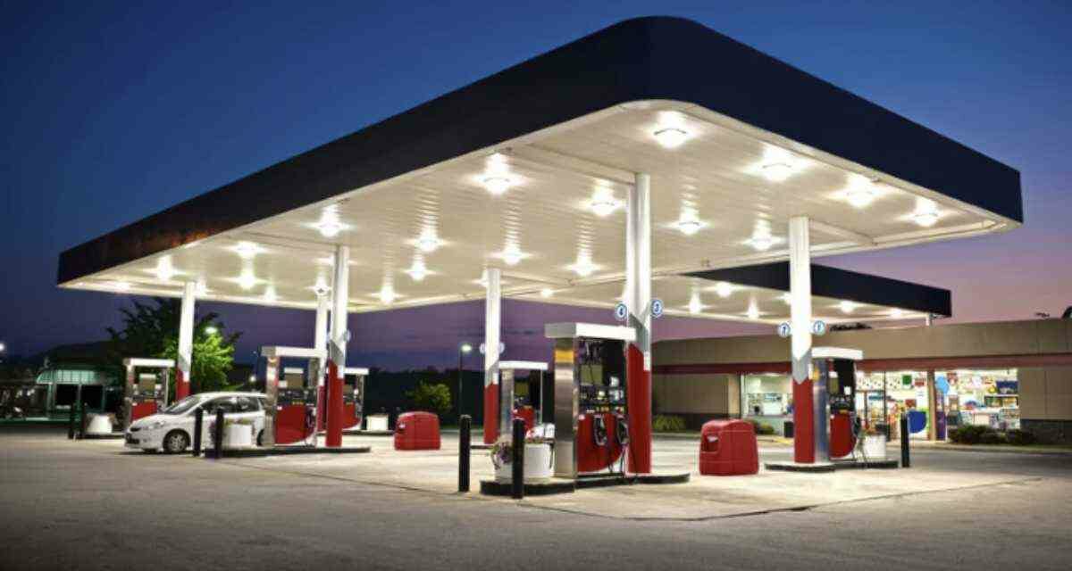 Benzina quasi gratis in questa città italiana: il trucco per percorrere tutta la costa con due spiccioli
