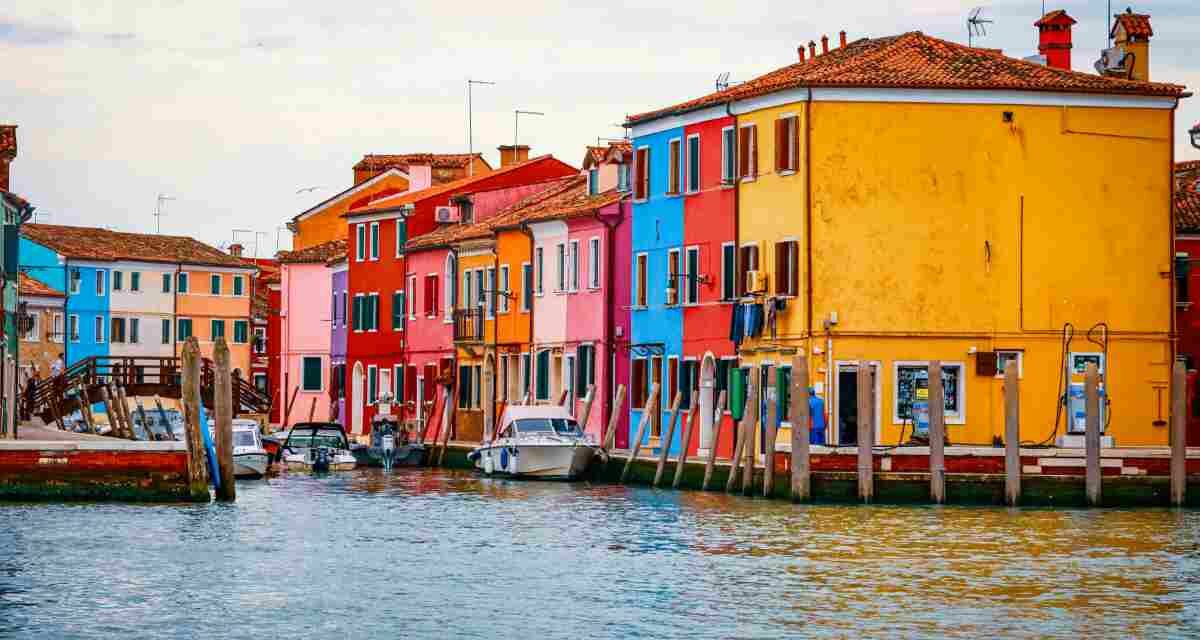 Il borgo arcobaleno che sembra un dipinto ad olio: canali d’acqua e panorami mozzafiato ti aspettano