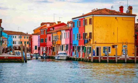 Il borgo arcobaleno che sembra un dipinto ad olio: canali d’acqua e panorami mozzafiato ti aspettano