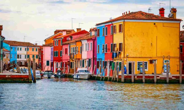 Il borgo arcobaleno che sembra un dipinto ad olio: canali d’acqua e panorami mozzafiato ti aspettano