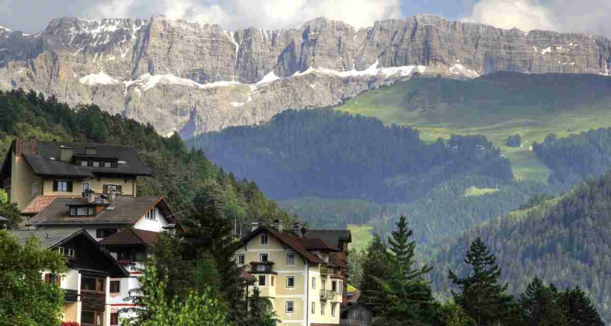 Un gioiello tra le montagne: Castelrotto e il suo campanile magico da vedere a dicembre