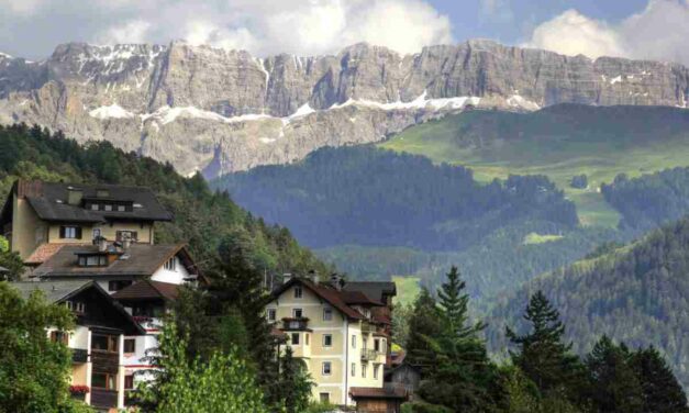 Un gioiello tra le montagne: Castelrotto e il suo campanile magico da vedere a dicembre