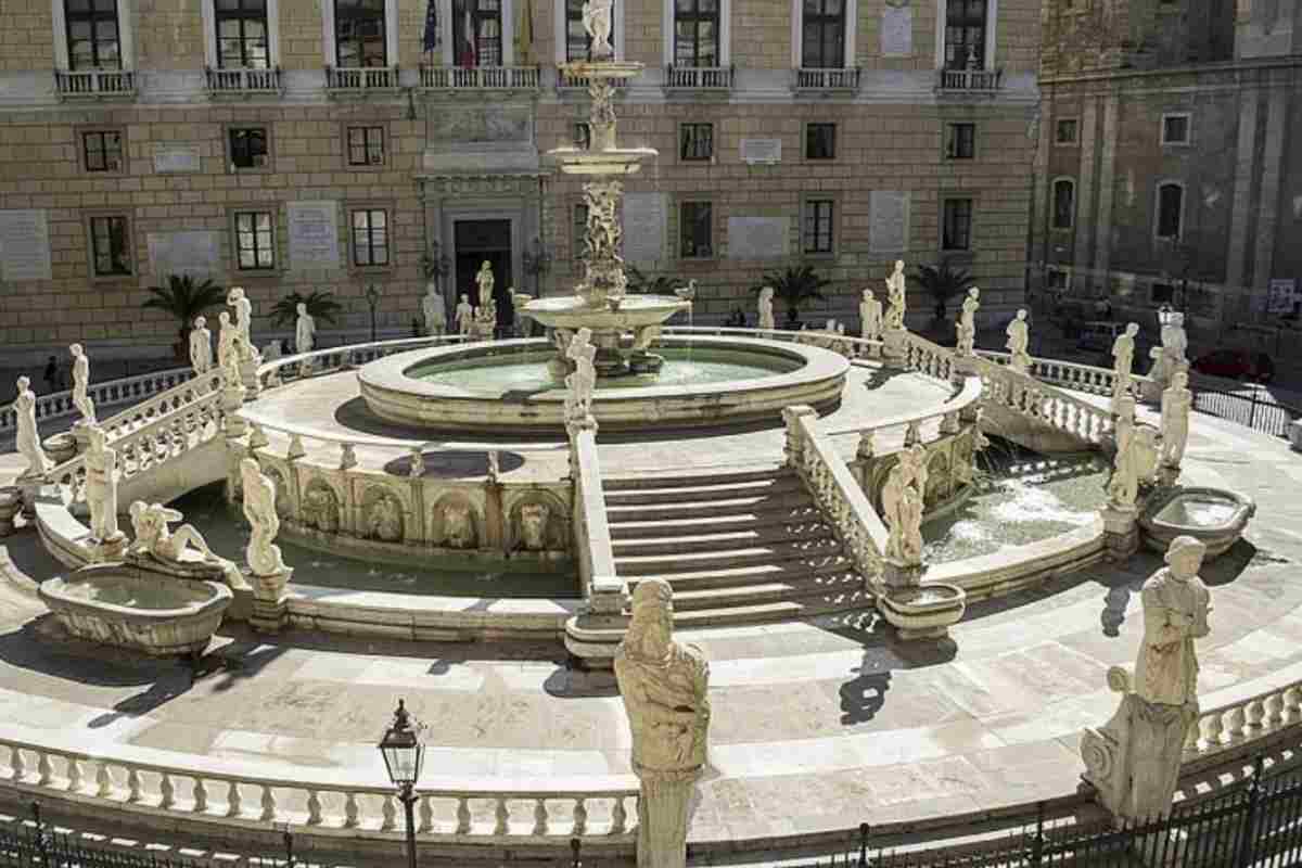 La fontana è composta da 48 statue raffiguranti divinità, figure mitologiche e allegoriche, molte delle quali in nudità integrale.