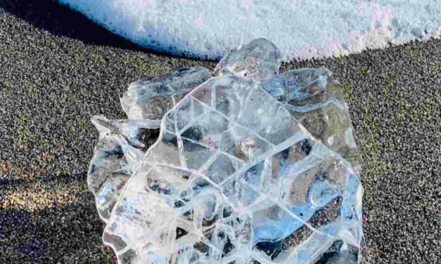 La spiaggia unica al mondo dove in inverno la sabbia si trasforma in ‘diamanti’ di ghiaccio: resterai a bocca aperta
