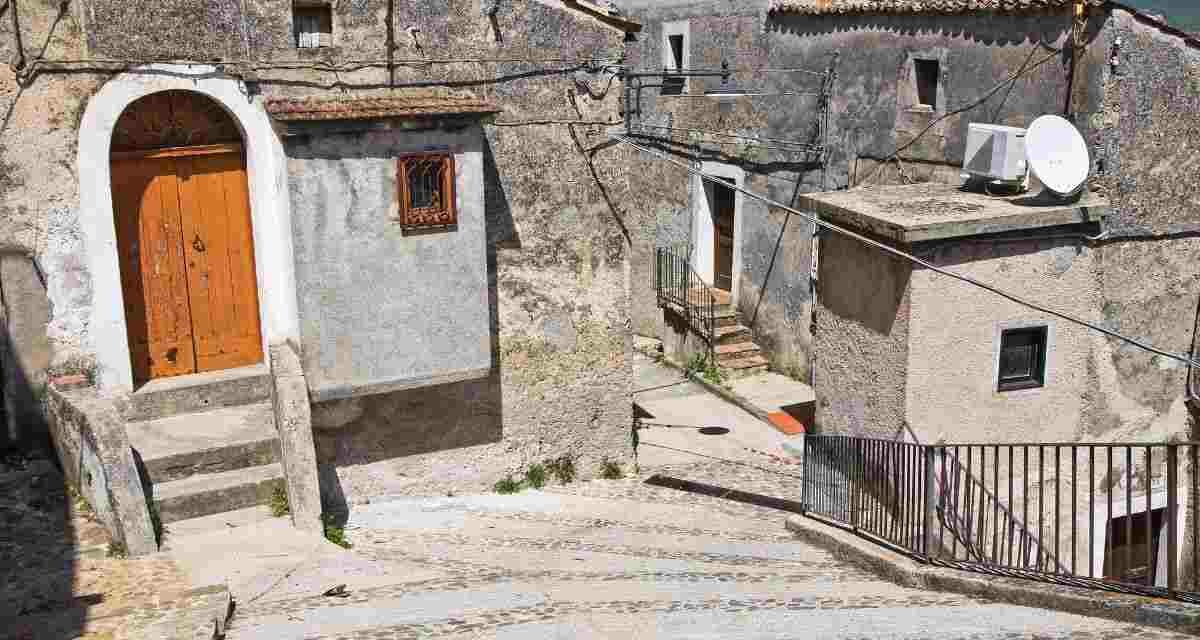 Il borgo italiano che sembra un presepe vivente, dove le case sono costruite una sopra l’altra: le foto che tolgono il fiato
