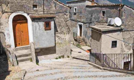 Il borgo italiano che sembra un presepe vivente, dove le case sono costruite una sopra l’altra: le foto che tolgono il fiato