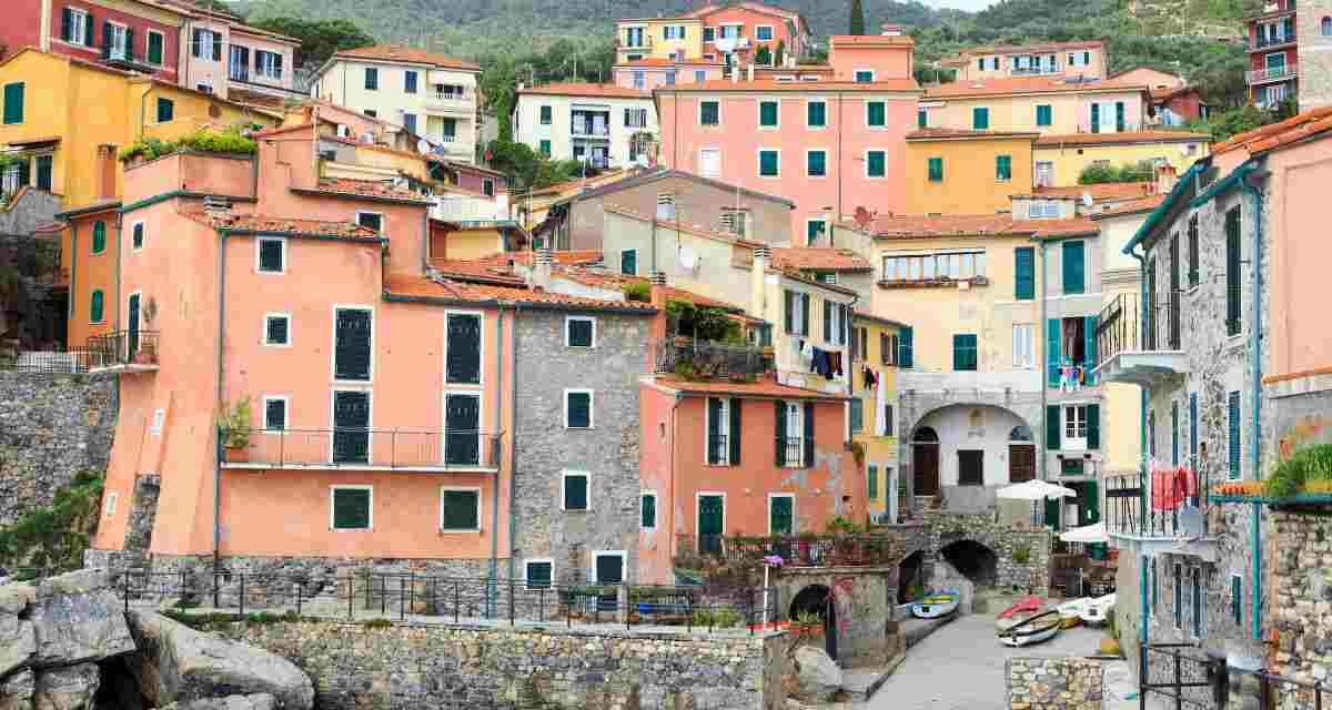 600 abitanti e una bellezza che toglie il fiato: il borgo sul mare più autentico dove ritrovi la pace perduta