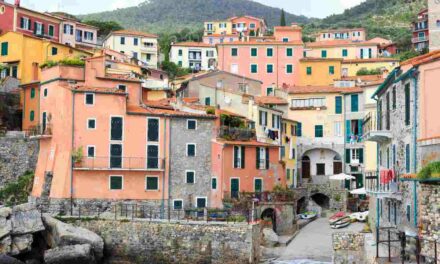 600 abitanti e una bellezza che toglie il fiato: il borgo sul mare più autentico dove ritrovi la pace perduta