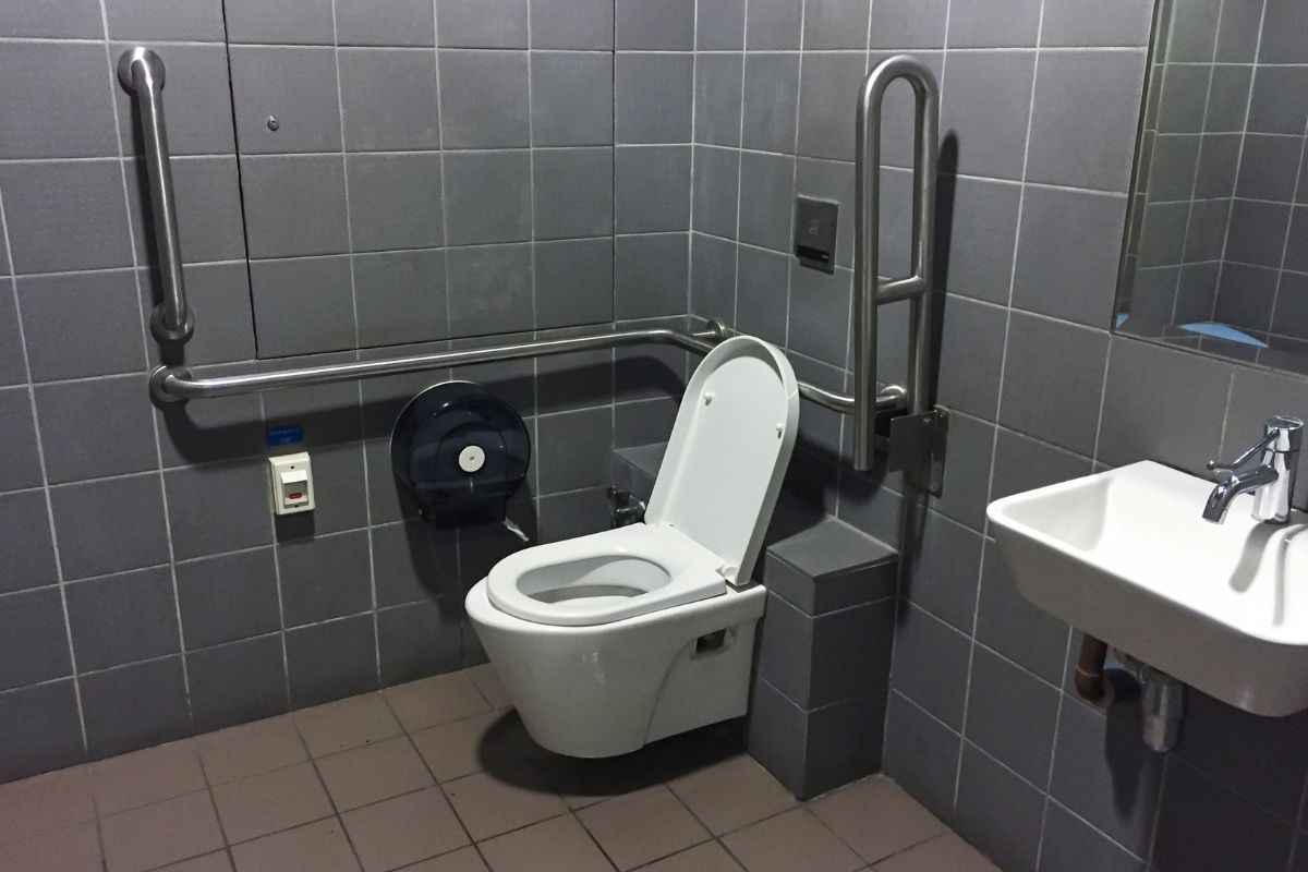 bagni pubblico: mai accovacciarsi