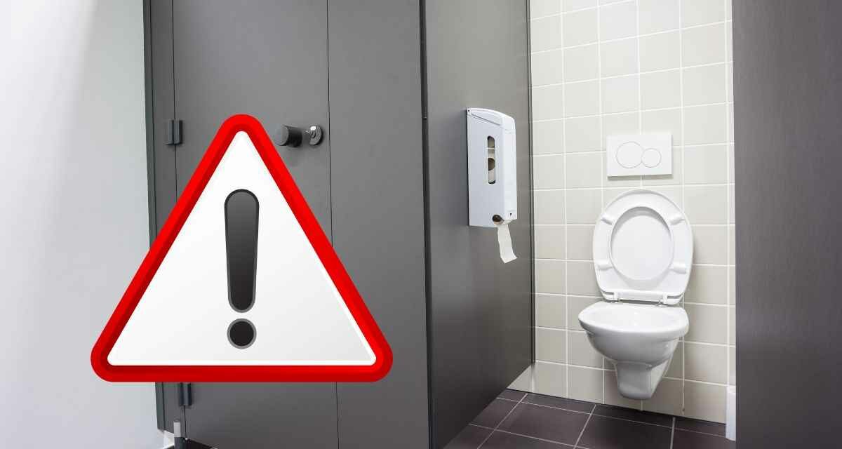 Bagni pubblici, mai accovacciarsi sul WC: le gravi conseguenze di questo semplice gesto