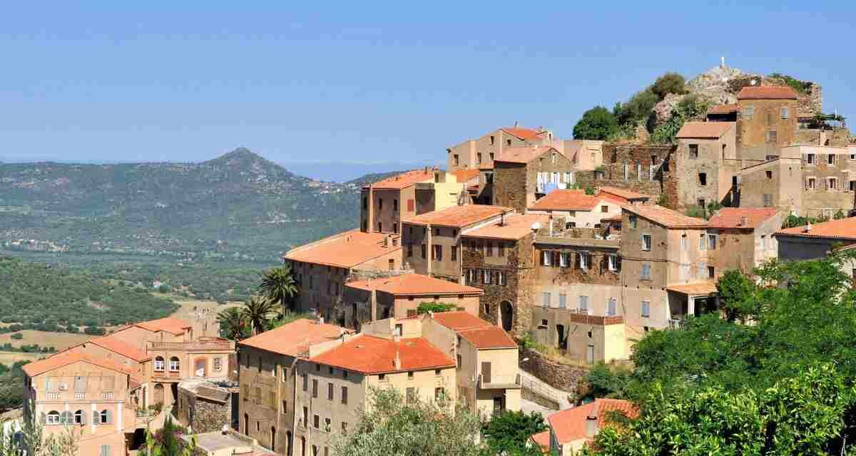 Sembra uscito da un dipinto ma è un borgo reale: torni indietro di 100 anni, qui la pace esiste davvero