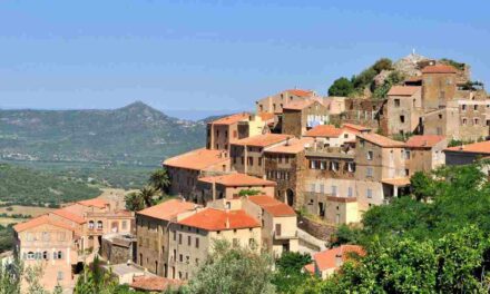 Sembra uscito da un dipinto ma è un borgo reale: torni indietro di 100 anni, qui la pace esiste davvero