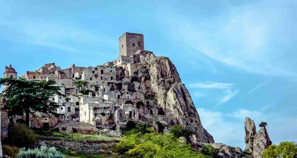 Ami le vacanze con i brividi? I 5 borghi abbandonati che vale la pena visitare almeno una volta nella vita