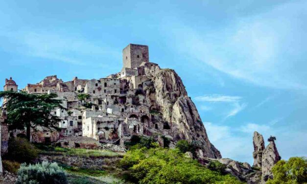 Ami le vacanze con i brividi? I 5 borghi abbandonati che vale la pena visitare almeno una volta nella vita